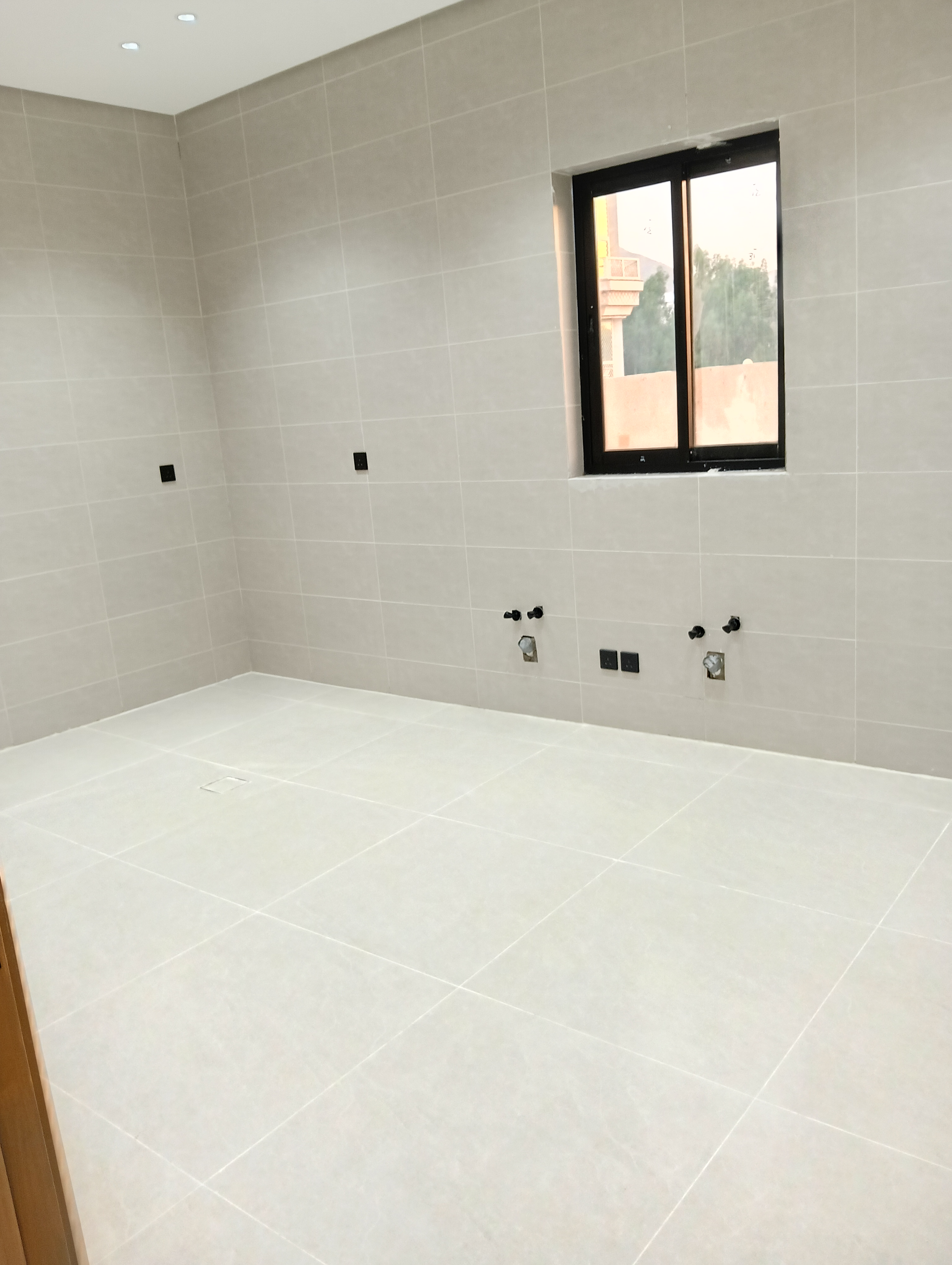 مبلط لتركيب السيراميك والبورسلان