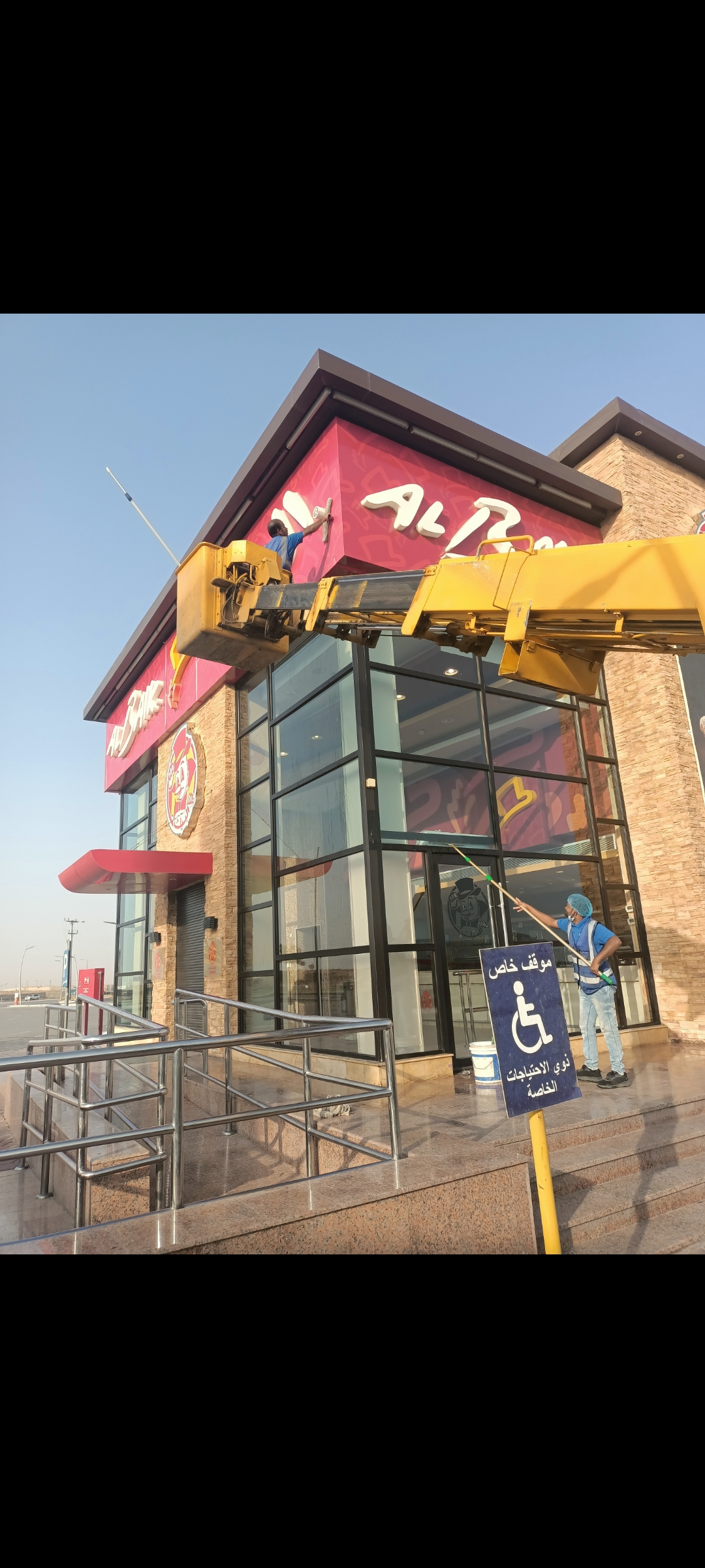 تنظيف الواجهات الزجاجيه والكلادنج عقود شهريه وسنويه تنظيف البلاط