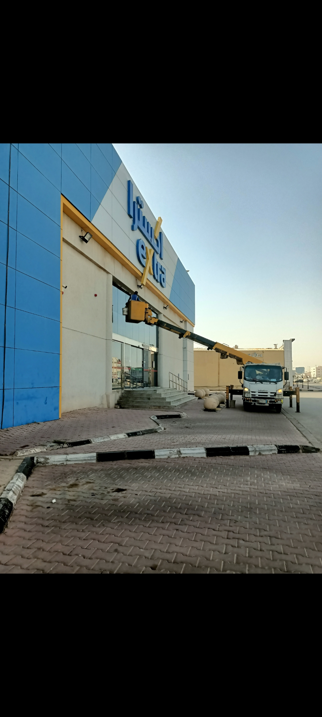 تنظيف الواجهات الزجاجيه والكلادنج عقود شهريه وسنويه تنظيف البلاط - Image 3