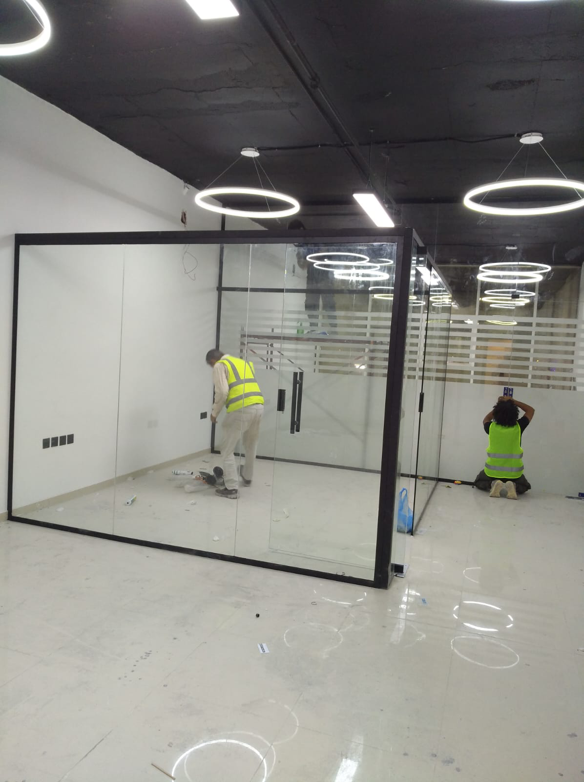 تركيب زجاج سكريت واستيكرات بانواعه - Image 3