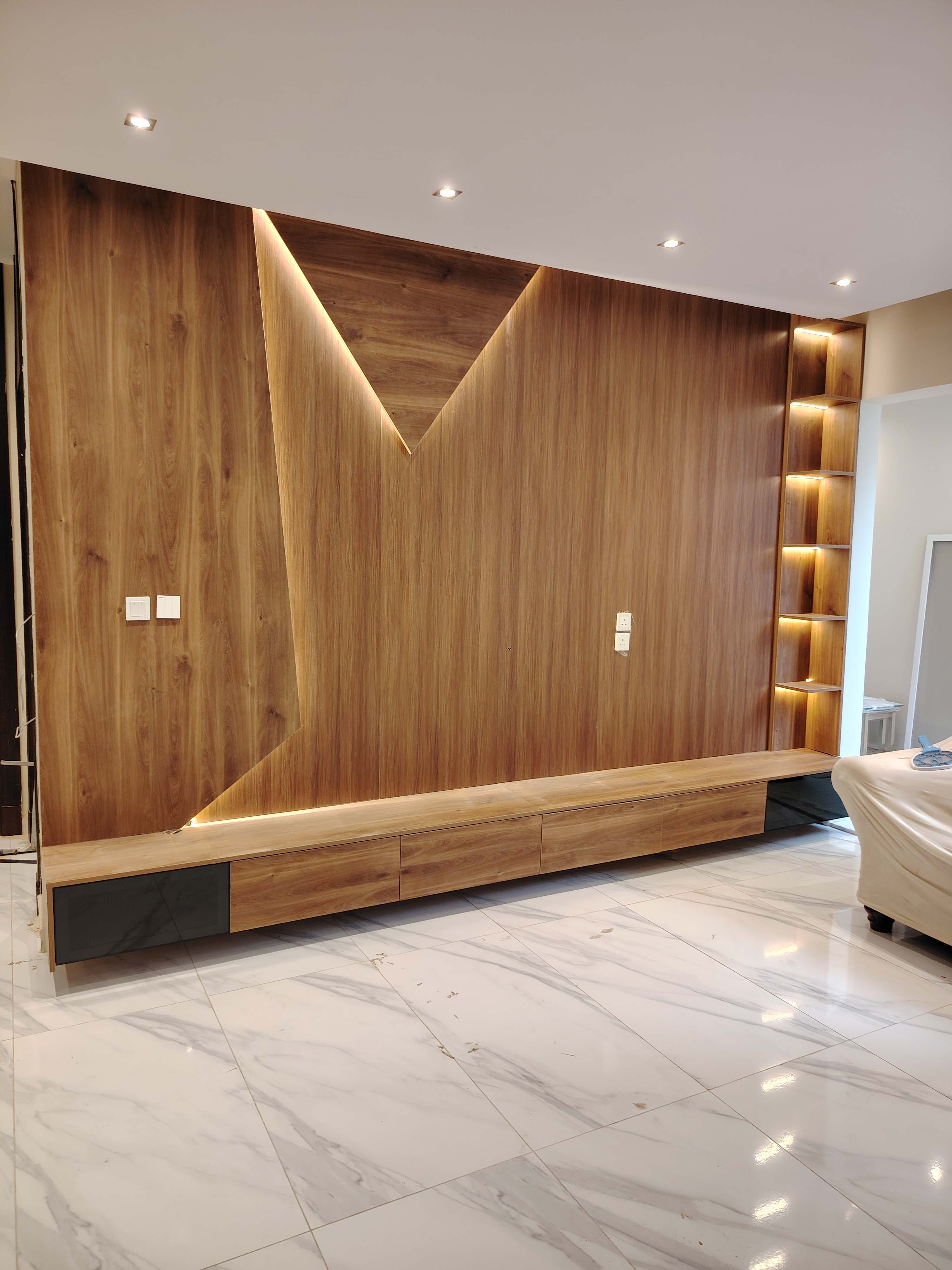 نجار أبواب بجده لجميع أعمال النجاره والديكور وغرف نوم وصيانه