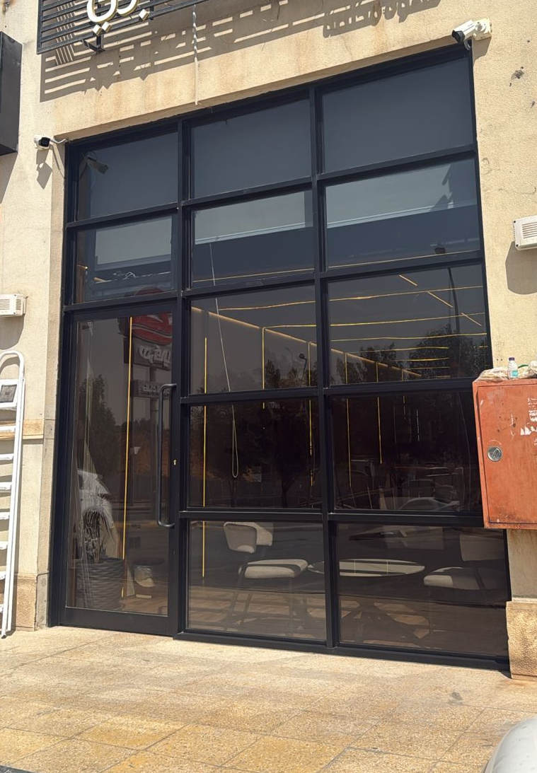 فني تركيب زجاج سكريت الامنيوم