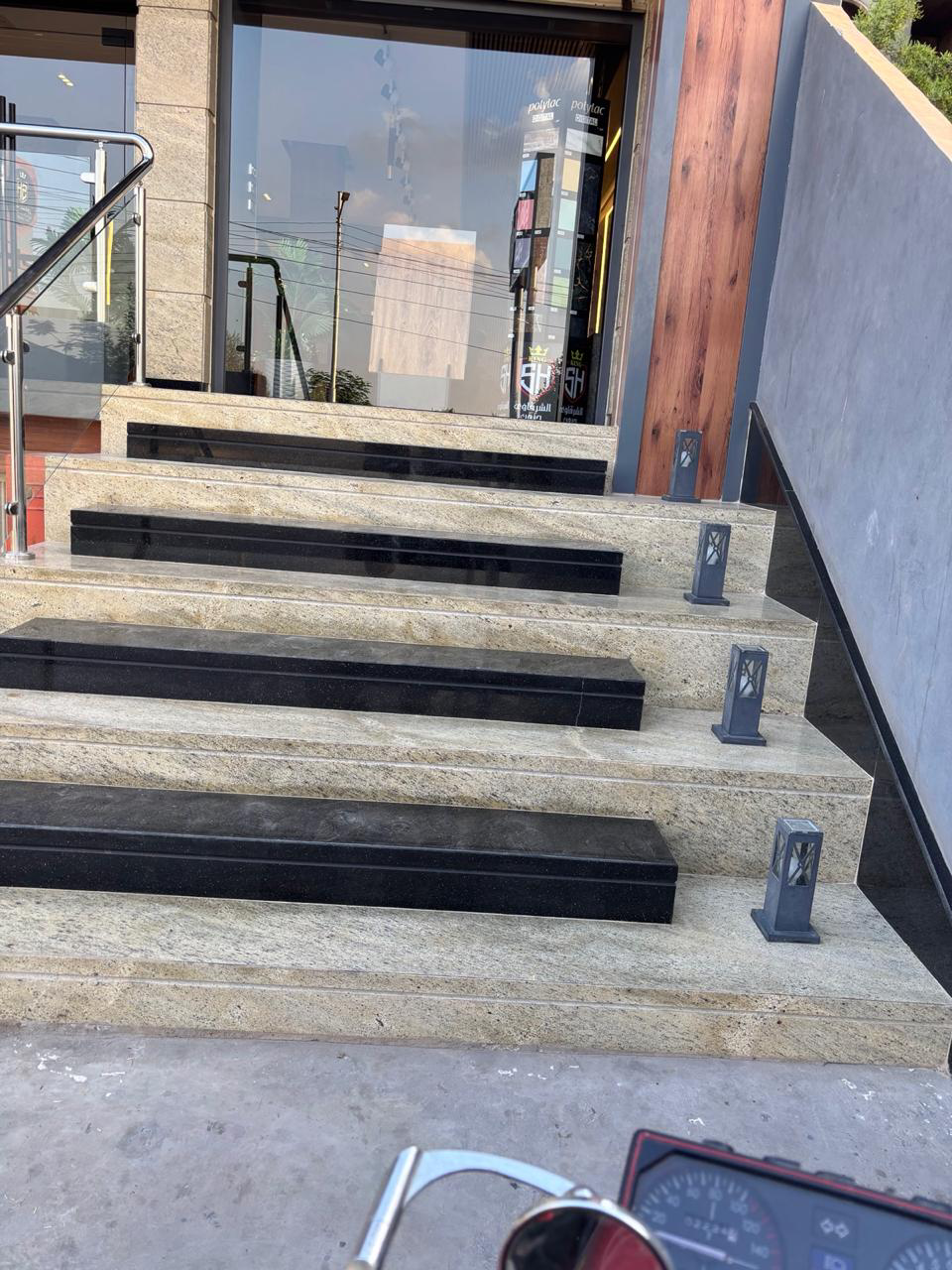 مبلط سيراميك ورخام